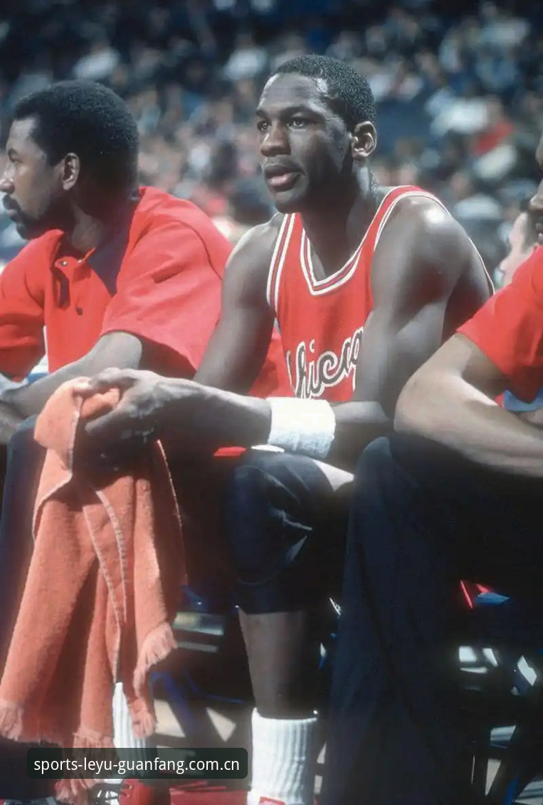 迈克尔·乔丹在1984年选秀大会前，没人能想到他会成为改变NBA格局的男人。六个小时后，华盛顿的选秀作战室里，总经理和球探们盯着两块白板——左边写着AJ·迪班萨，右边写着达林·彼得森，旁边是两张风格迥异的比赛录像截图。这是2026年选秀大会最真实的缩影：没人知道状元是谁，也没人敢说自己一定选对。